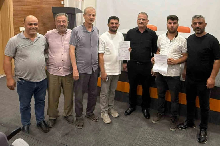 Kula’da Başkan Dönmez’in talimatıyla belediye salonu açılmayınca, komisyonlar dışarıda kaldı