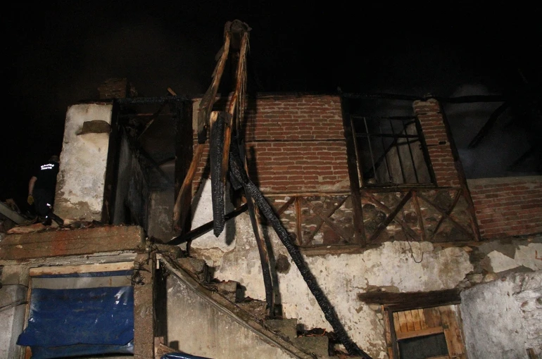 Kula’da gece saatlerinde yangın paniği 