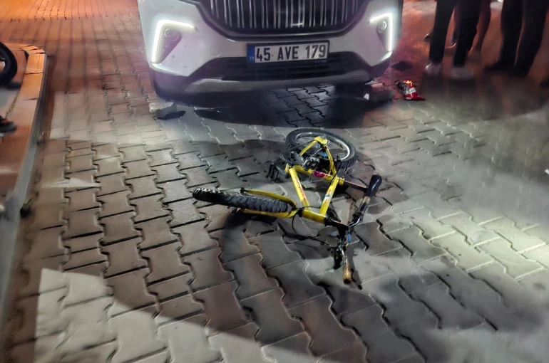 Kula’da otomobil ile bisiklet çarpıştı: 11 yaşındaki çocuk ağır yaralandı