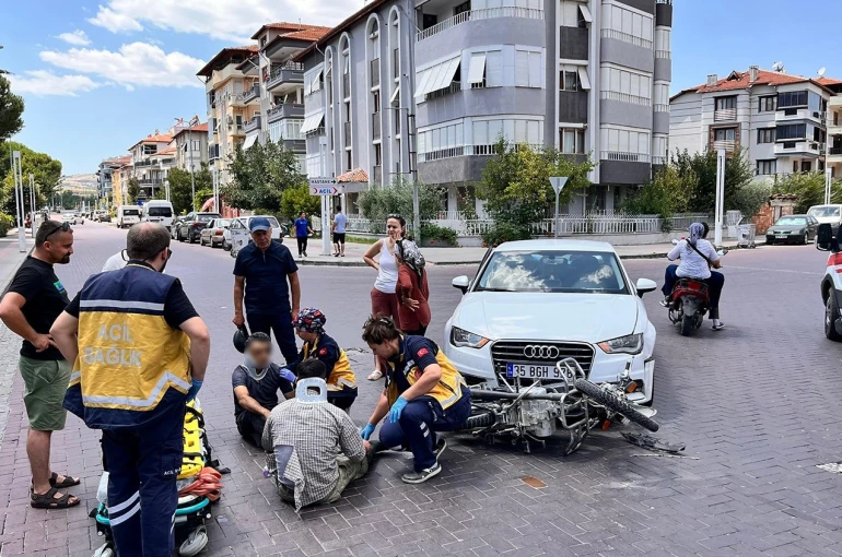 Kula’da otomobil ile motosiklet çarpıştı: 2 yaralı 