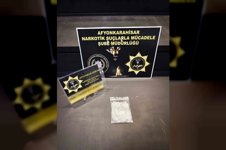 Kullandıkları araçta uyuşturucu ile yakalanan 2 kişi tutuklandı