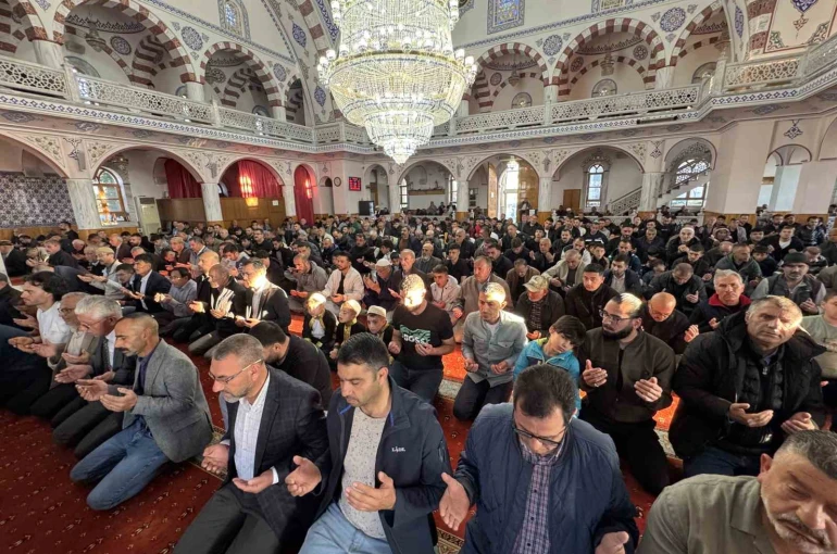 Kulu’da bayram namazında camiler doldu