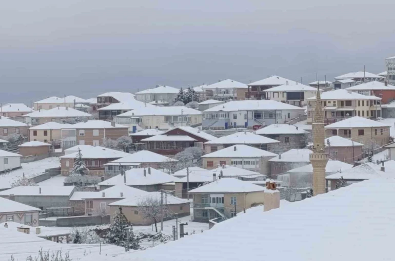 Kulu’da mevsimin ilk kar yağışı etkili oldu 