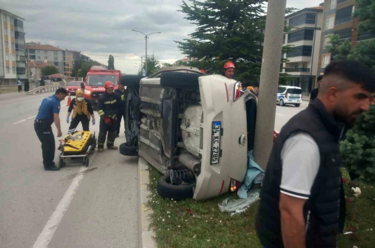 Kulu’da otomobil refüje çıkarak yan yattı: 1 yaralı