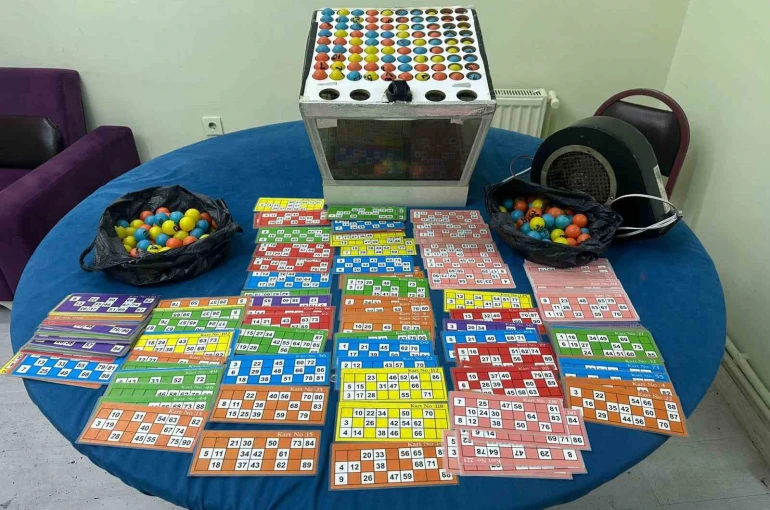 Kumar oynatılan mekana kapıyı ikiye bölerek giren polis, çatıdan kaçmaya çalışanları yakaladı 