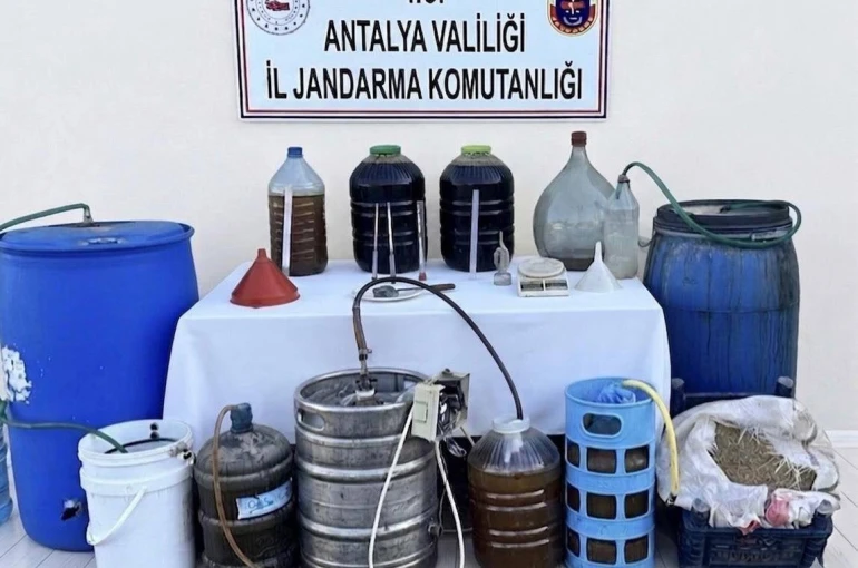 Kumluca’da 800 litre kaçak alkol ele geçirildi 