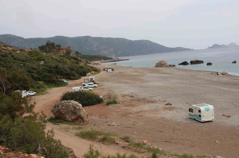 Kumluca’da sahil ve kamu alanlarında karavan konaklaması yasaklandı, karavancılar bölgeden çıkarıldı 