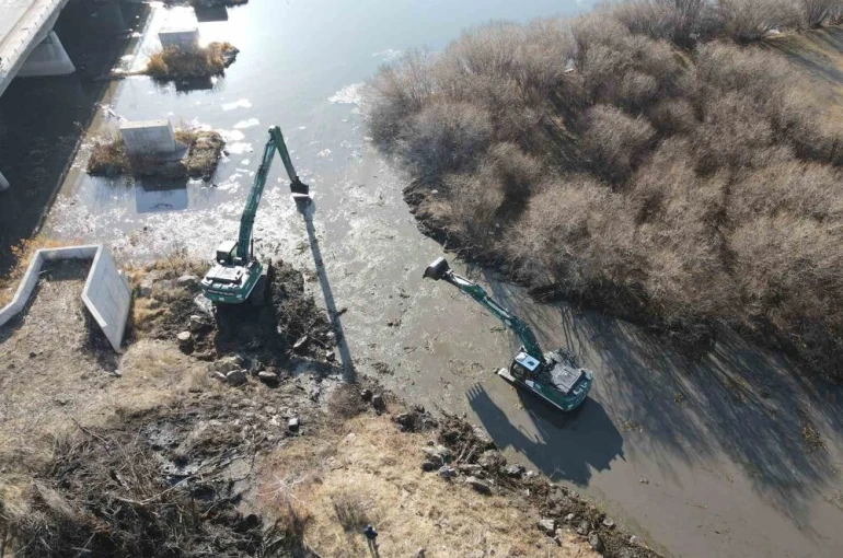Kura Nehri’nde temizlik çalışması 