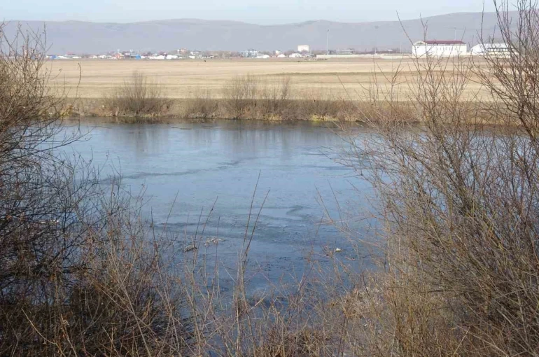 Kura Nehri’nin yüzeyi dondu 