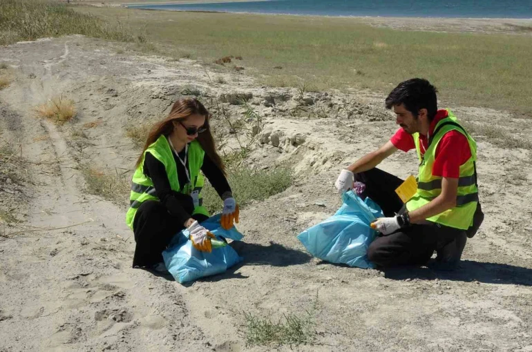 Kuraklıkla boğuşan Burdur Gölü sahilinde gönüllüler çöp topladı
