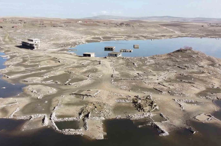 Kuraklıkta ortaya çıkmıştı, yağışlarla yeniden kayboldu 