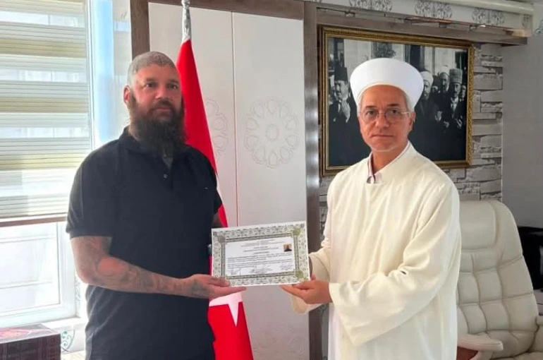 Kur’an-ı Kerim’den etkilenen Macar turist müslüman oldu