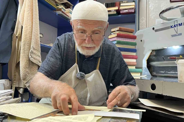 Kur’an-ı Kerim’i ciltliyor, özenle kullanılmasını istiyor