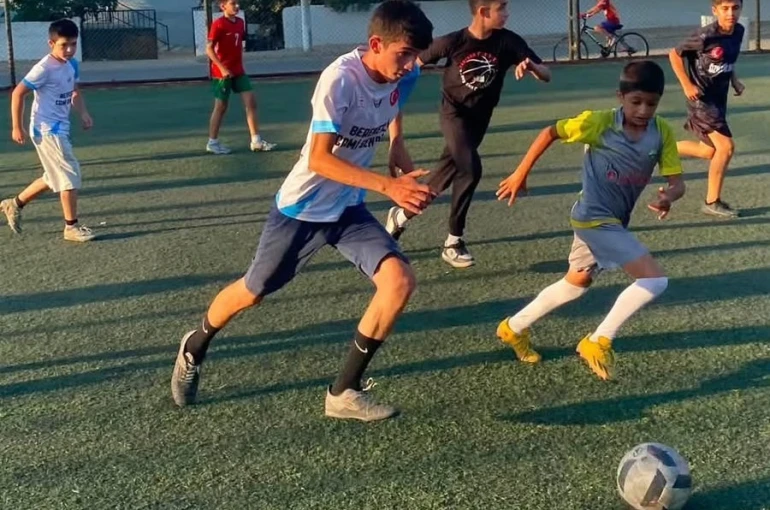 Kur’an kursu öğrencileri futbolla kardeşlik bağlarını güçlendiriyor