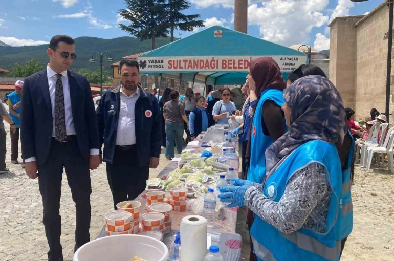 Kur’an kursu öğrencileri yararına hayır çarşısı kuruldu 
