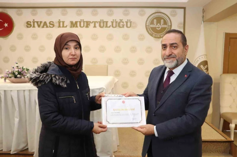 Kur’an Kursu öğreticileri sertifikaları aldı 