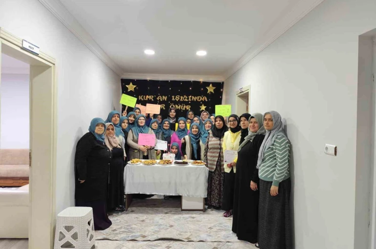 Kur’an okumayı öğrenen kadınlar için program yapıldı 