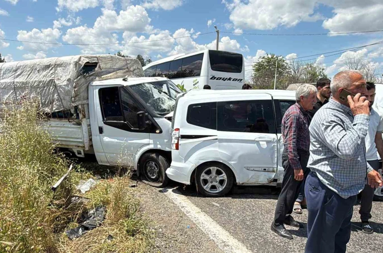 Kurbanlıkları taşıyan kamyonetle hafif ticari araç çarpıştı: 1’i ağır 4 yaralı 