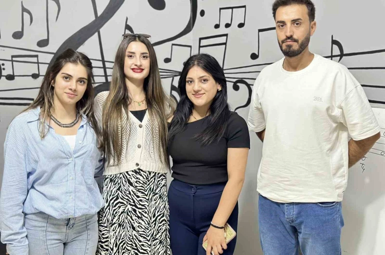 Kurduğu müzik akademisinde öğrencilerini üniversiteye hazırlıyor 