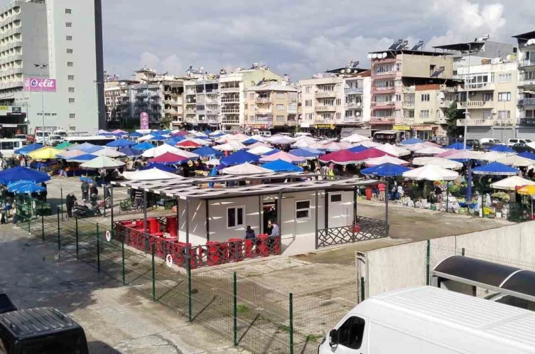 Kurtuluş Semt Pazarı yeni yerinde hizmete başladı