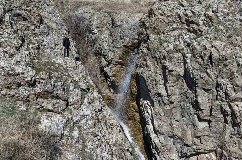 Kuruyan 30 yıllık şelale, yağışlarla birlikte yeniden canlandı 