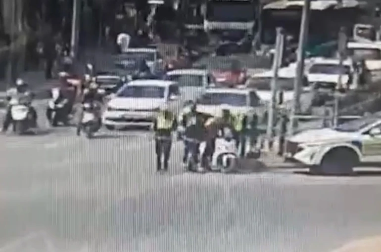 Kuryeyi polisin ‘heimlich’ manevrası kurtardı 