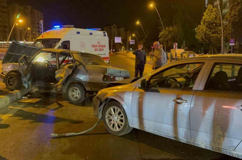 Kuş türü araba ortadan büküldü: 3 yaralı 