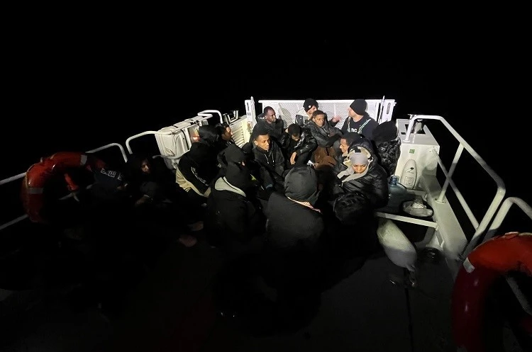 Kuşadası açıklarında 19 düzensiz göçmen yakalandı 