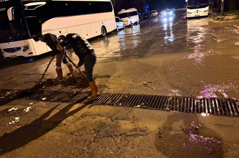 Kuşadası Belediyesi ekipleri yağmurun ilk anından itibaren sahadaydı