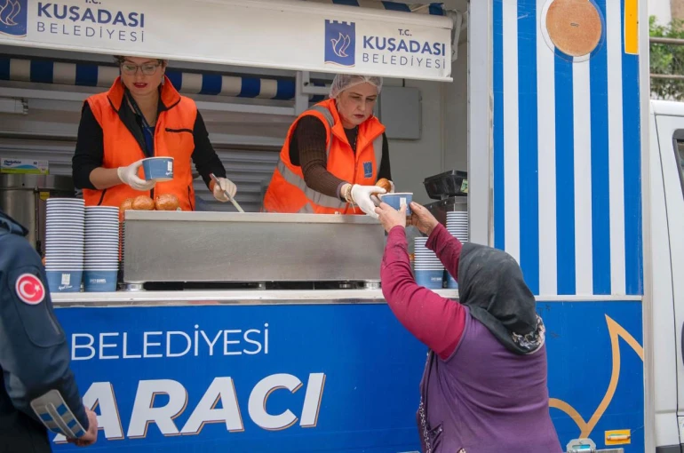 Kuşadası Belediyesi’nin sıcak çorba ikramı başladı 