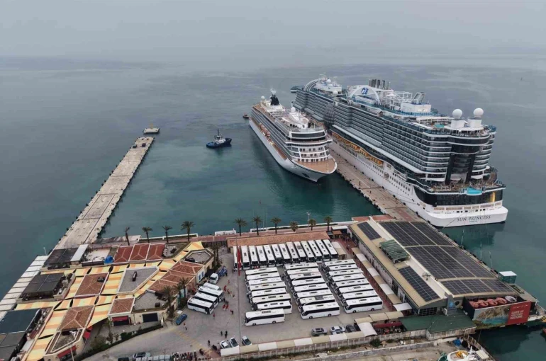 Kuşadası’na 2 kruvaziyer 5 bin 297 turist getirdi 