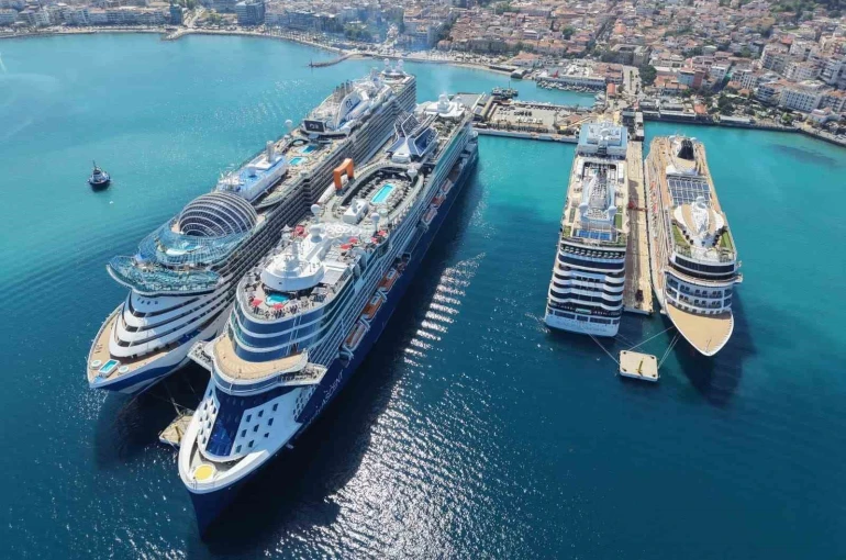 Kuşadası’na 4 gemi ile 10 bin 800 turist geldi 