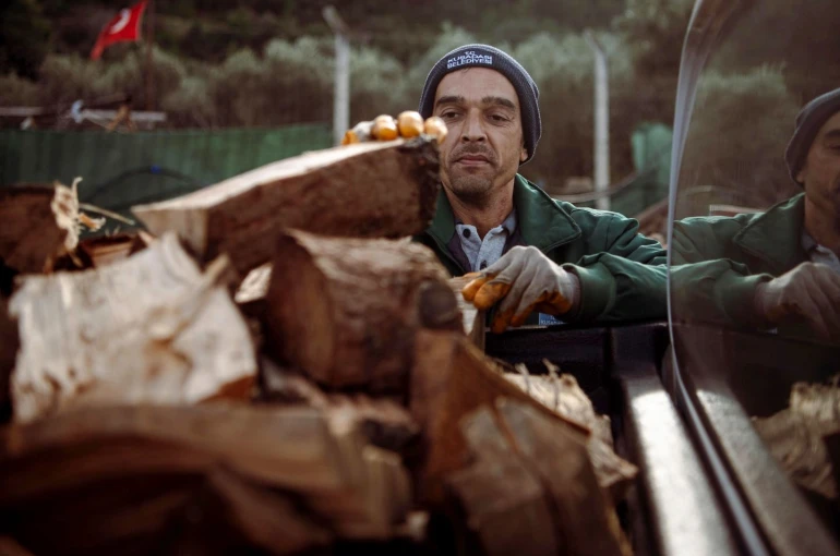 Kuşadası’nda ağaç atıkları ihtiyaç sahipleri için yakacağa dönüşüyor