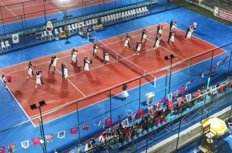 Kuşadası’nda Cumhuriyet coşkusu kortlara taşındı 