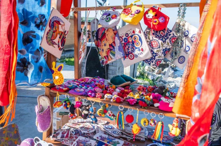 Kuşadası’nda kurulan yılbaşı pazarı rengarenk görünümüyle ilgi odağı oldu 