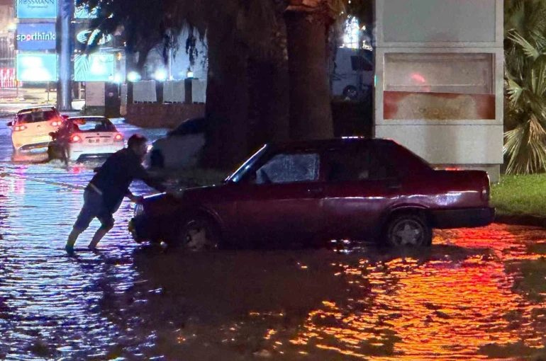 Kuşadası’nda sağanak yağış yolları göle çevirdi