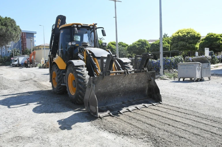 Kuşadası’nda sıcak asfalt çalışması 