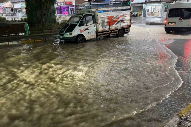 Kuşadası’nda şiddetli yağış ve dolu etkili oldu 