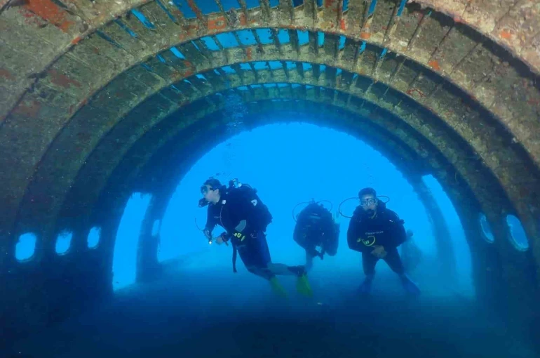 Kuşadası’nın batık uçağı 10’uncu yılında yoğun ilgi görüyor 