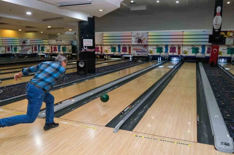 Kuşaklar bowling pistinde buluştu