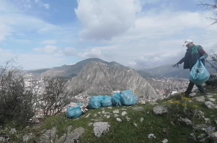 Kuşkonmaz için çıktığı dağda 6 torba çöp topladı