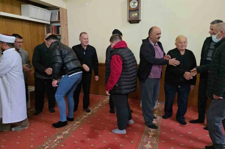 Küslerin barıştığı bayramlaşma halkası geleneği yaşatıldı 