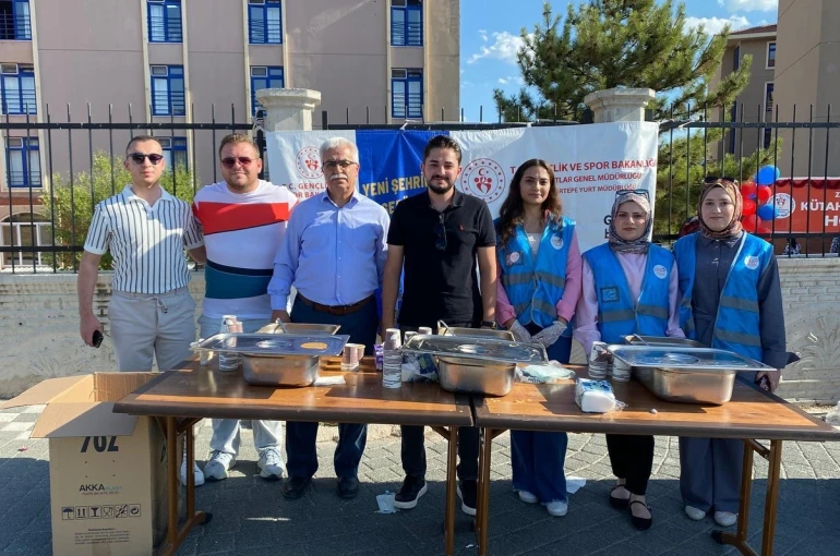 Kütahya AK Gençlik’ten yeni üniversite öğrencilerine çorba ikramı 