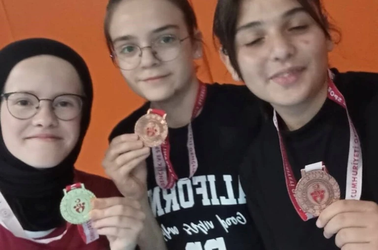 Kütahya Akşemsettin Kız Anadolu İmam Hatip Lisesi’nin masa tenisi başarısı 