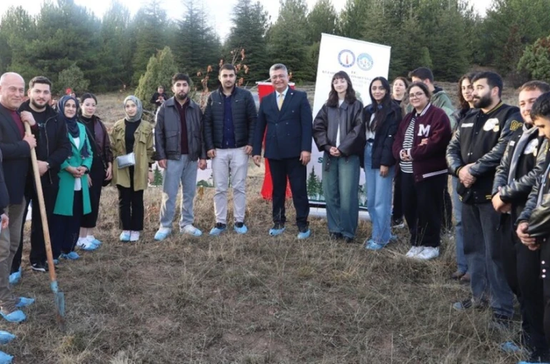 Kütahya Dumlupınar Üniversitesi’nde fidan dikim etkinliği 