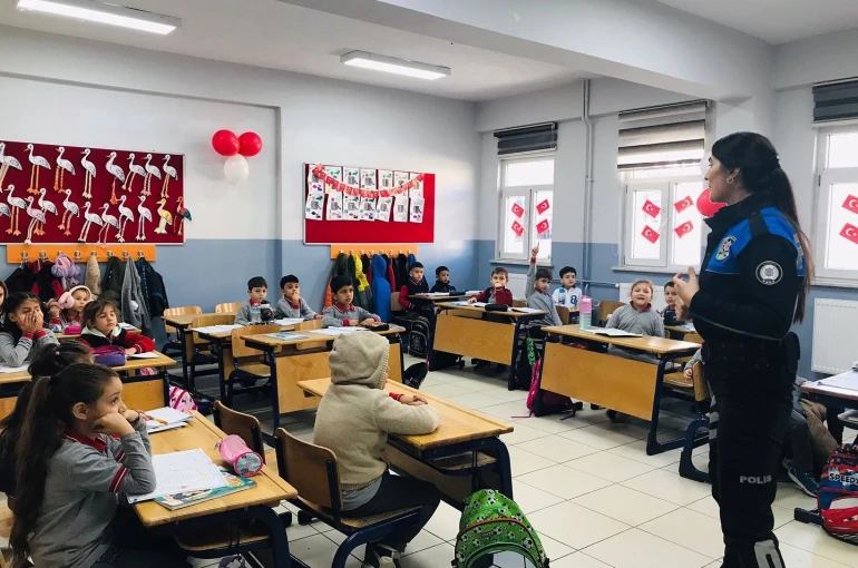 Kütahya İl Emniyet Müdürlüğü’nden öğrencilere güvenlik eğitimi 