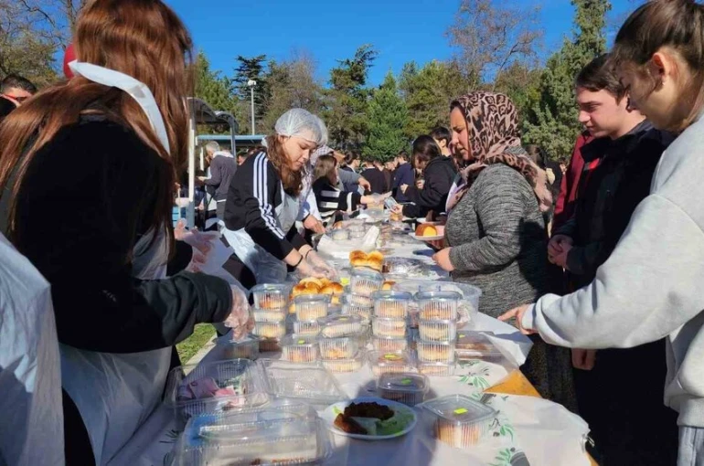 Kütahya Kılıçarslan Anadolu Lisesi’nden Gazze’ye destek 