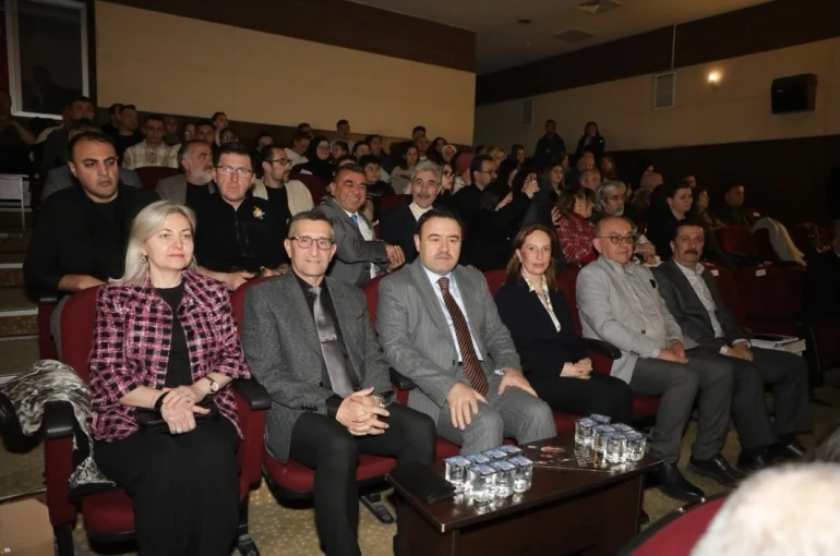 Kütahya protokolü "Devlet Ana" adlı tiyatro oyununu izledi 