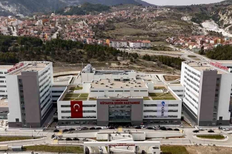 Kütahya Şehir Hastanesi’nde 76 yaşındaki kanser hastasına genel anestezisiz ameliyat