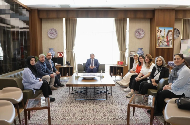 Kütahya Valisi Işın, Almanya’da düzenlenen çini kursunda eğitim gören kursiyerleri kabul etti 